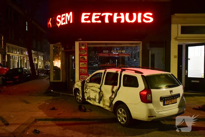 Auto knalt tegen winkelpand door botsing