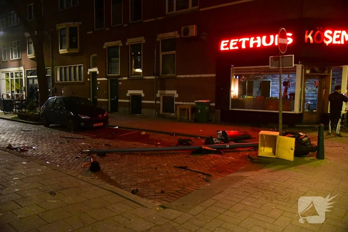 Auto knalt tegen winkelpand door botsing