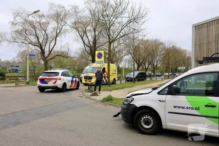 Twee bestelbussen botsen op kruising