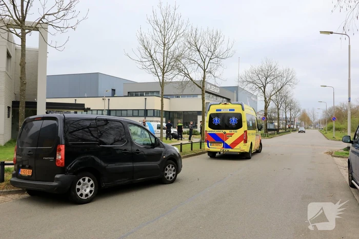 Twee bestelbussen botsen op kruising