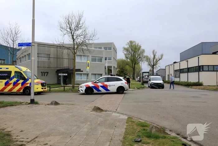 Twee bestelbussen botsen op kruising