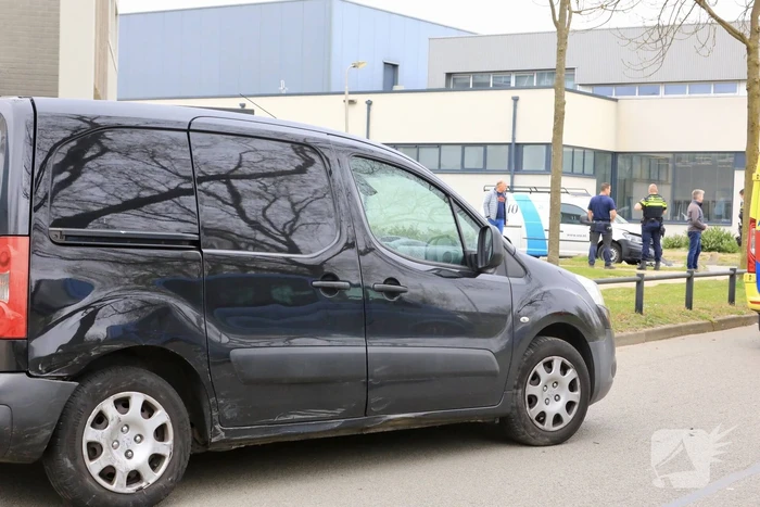 Twee bestelbussen botsen op kruising