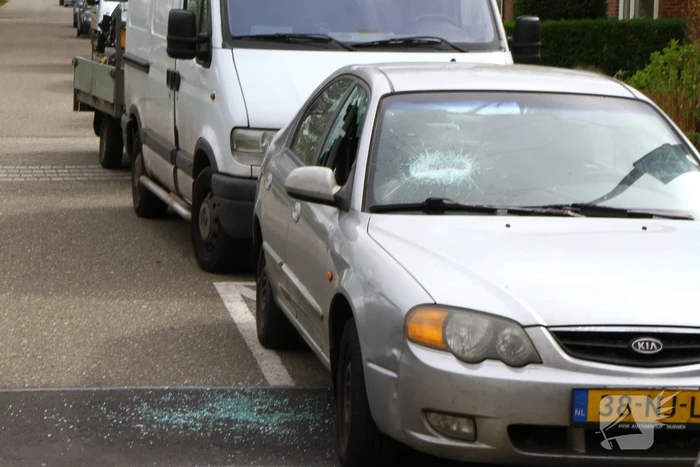 Man met verward gedrag vernielt autoruiten