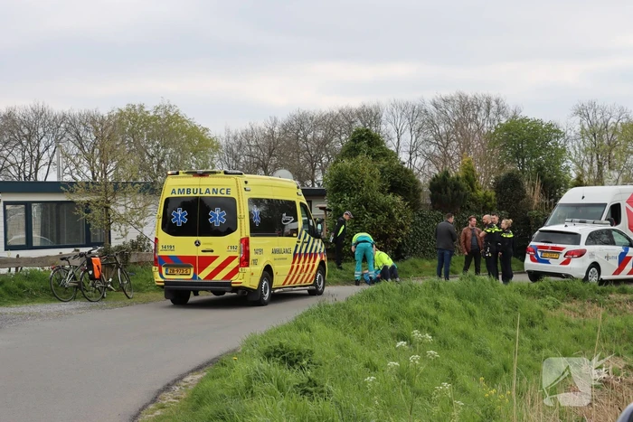 Vrouw op fiets gaat onderuit en raakt gewond