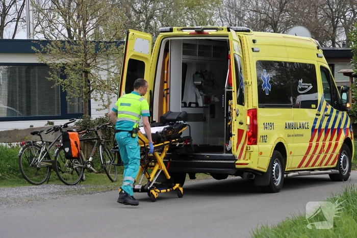 Vrouw op fiets gaat onderuit en raakt gewond