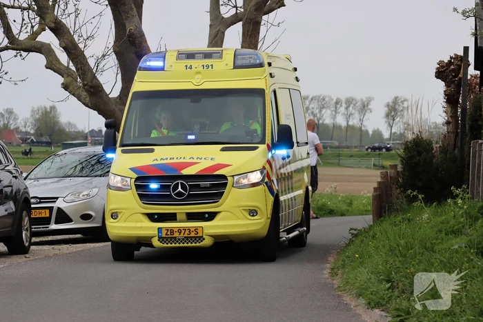 Vrouw op fiets gaat onderuit en raakt gewond