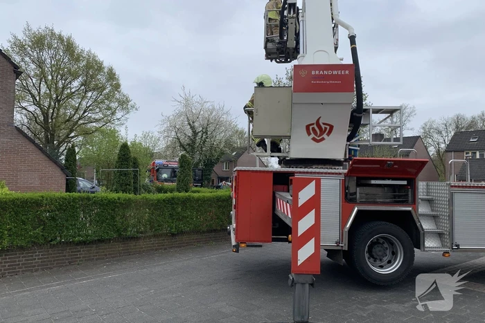 Brandweer veegt schoorsteen na brand