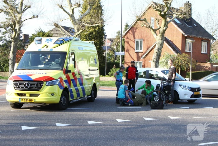E-biker gewond bij botsing met auto