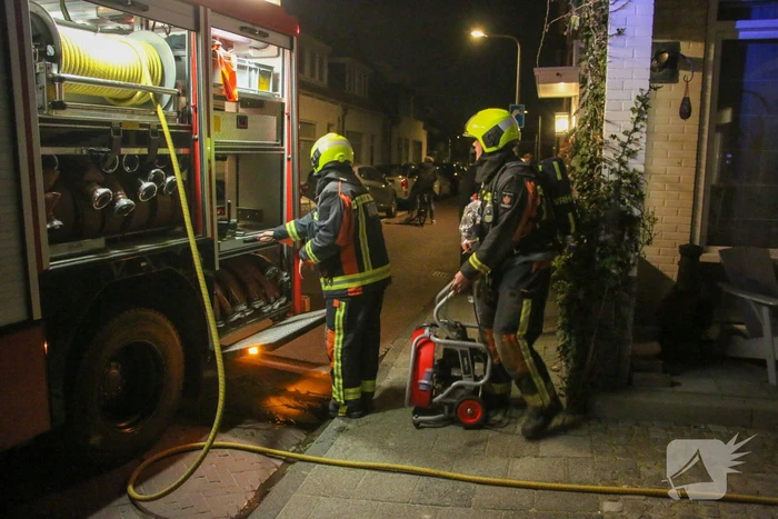 Containerbrand tegen gevel snel onder controle