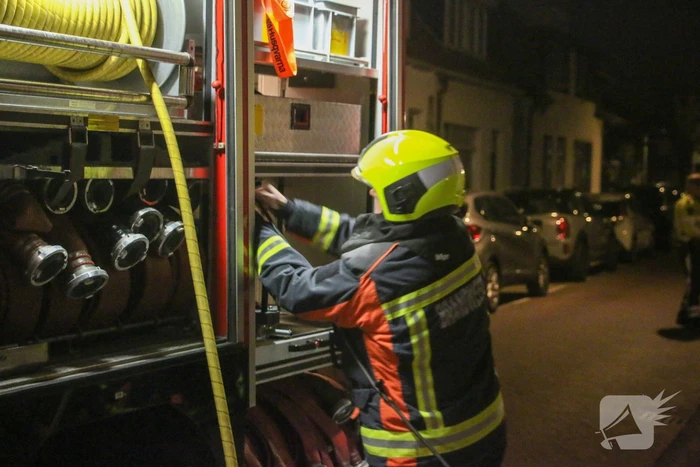 Containerbrand tegen gevel snel onder controle
