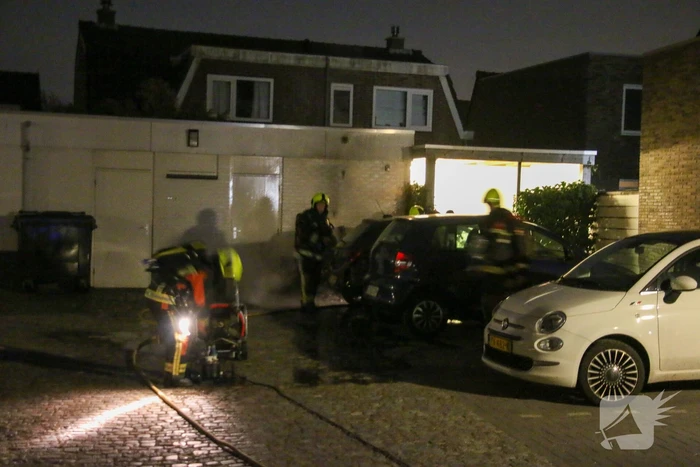 Containerbrand tegen gevel snel onder controle