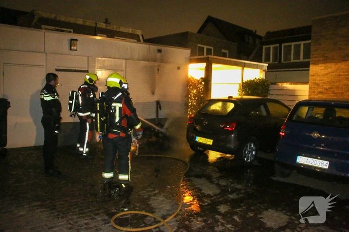 Containerbrand tegen gevel snel onder controle
