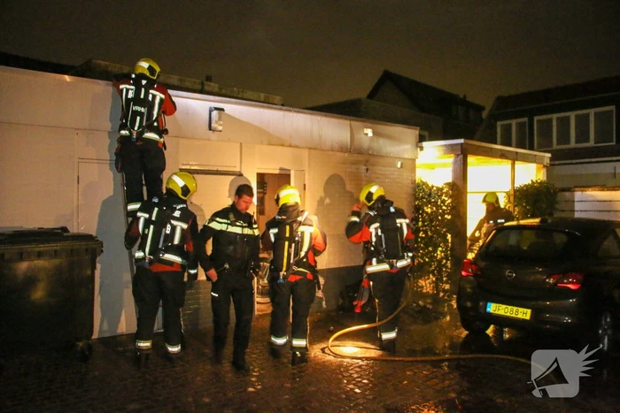 Containerbrand tegen gevel snel onder controle