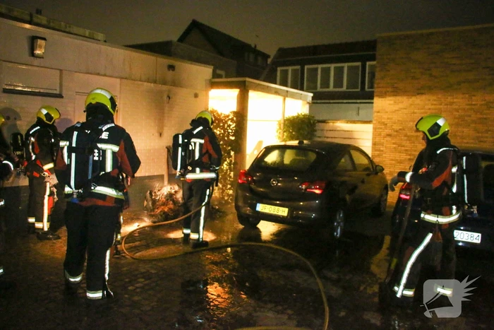 Containerbrand tegen gevel snel onder controle