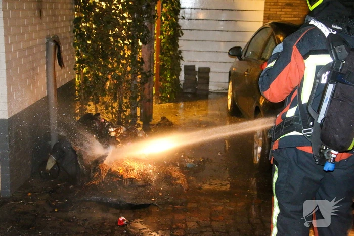 Containerbrand tegen gevel snel onder controle