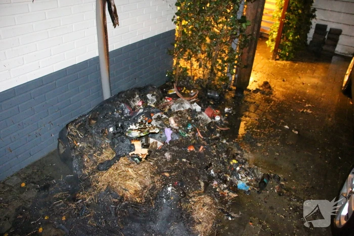Containerbrand tegen gevel snel onder controle