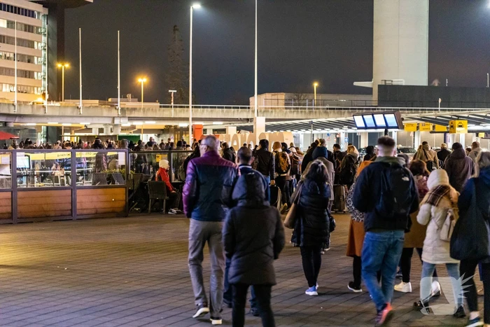 Schiphol ontruimd vanwege brand bij pizzatent