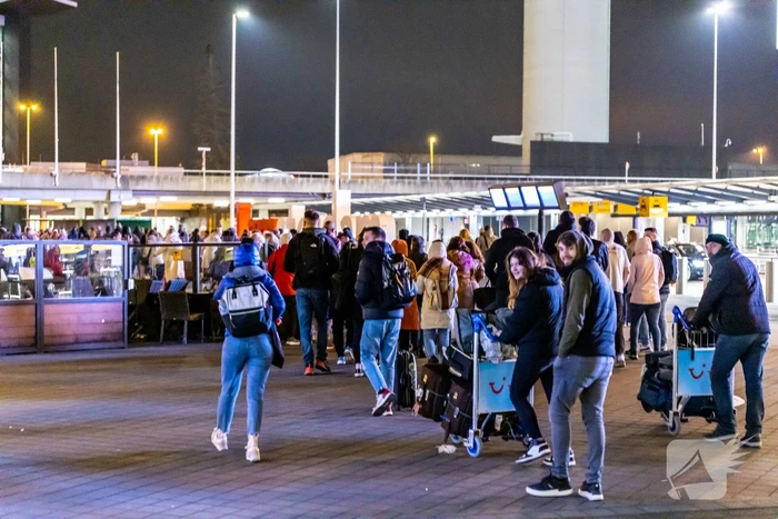 Schiphol ontruimd vanwege brand bij pizzatent