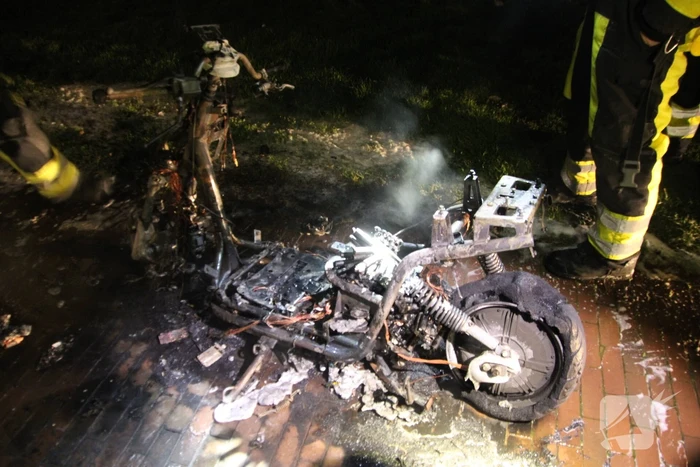 Deelscooter volledig uitgebrand