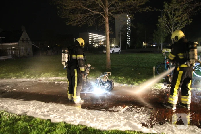 Deelscooter volledig uitgebrand