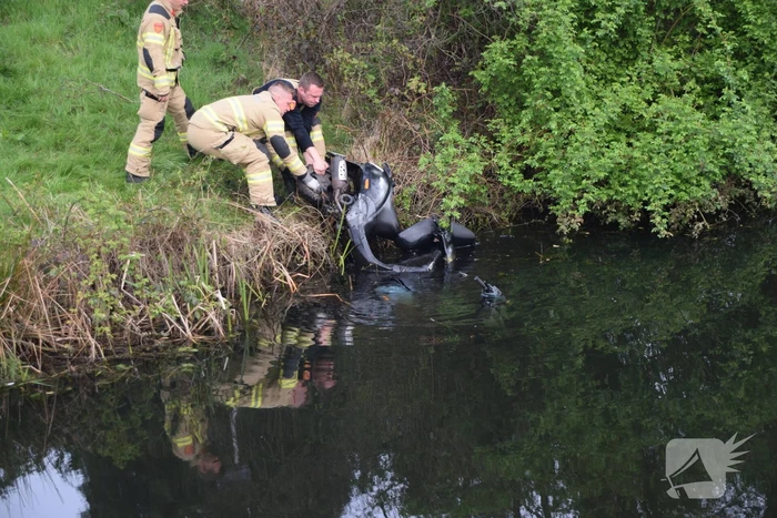 Brandweer haalt twee gedumpte scooters uit het water