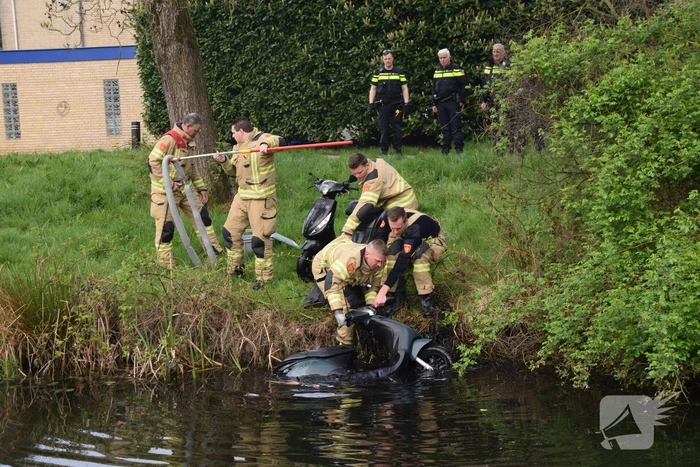 Brandweer haalt twee gedumpte scooters uit het water