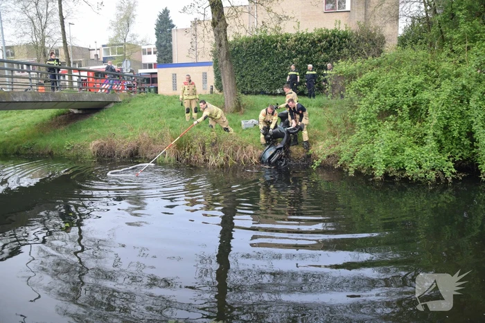 Brandweer haalt twee gedumpte scooters uit het water