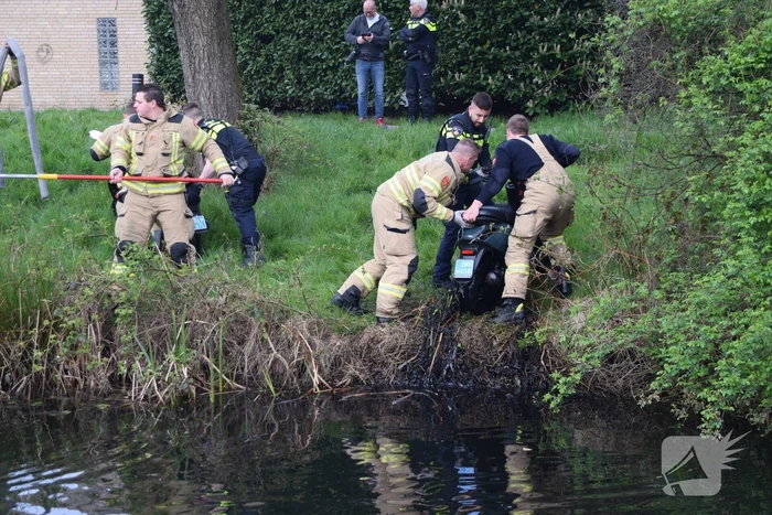 Brandweer haalt twee gedumpte scooters uit het water