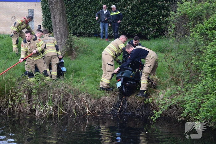Brandweer haalt twee gedumpte scooters uit het water