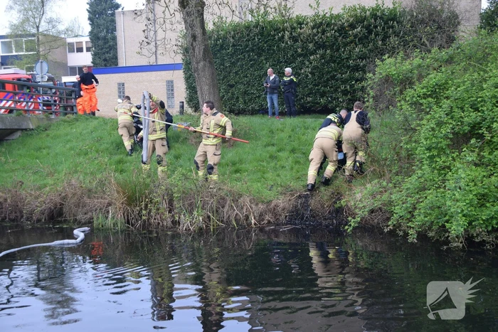 Brandweer haalt twee gedumpte scooters uit het water