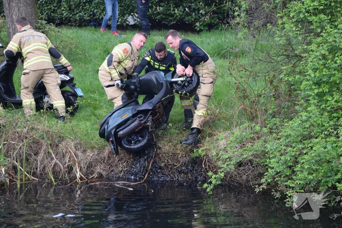 Brandweer haalt twee gedumpte scooters uit het water