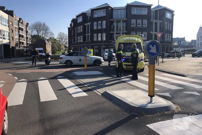 Scooterrijdster geschept door automobilist