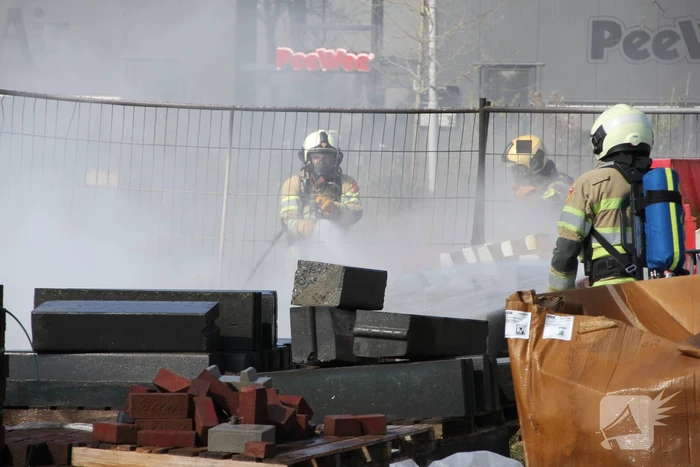 Zwarte rookwolken vanwege brand op bouwterrein