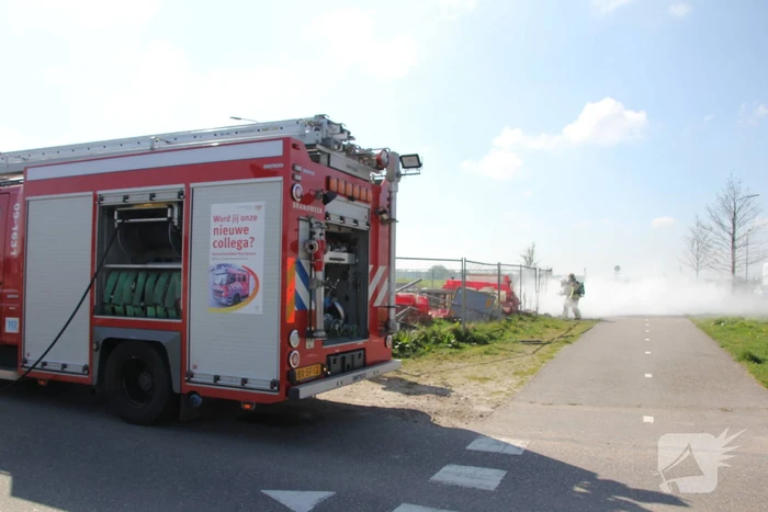 Zwarte rookwolken vanwege brand op bouwterrein