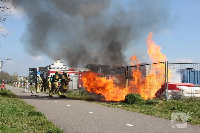 Zwarte rookwolken vanwege brand op bouwterrein