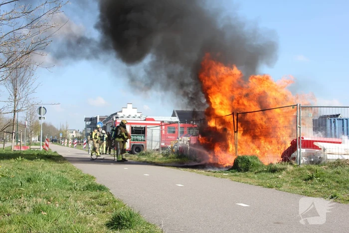 Zwarte rookwolken vanwege brand op bouwterrein