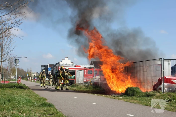 Zwarte rookwolken vanwege brand op bouwterrein