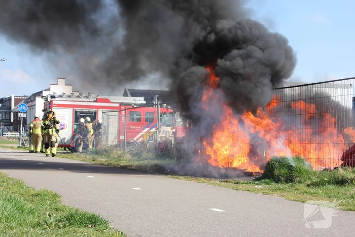 Zwarte rookwolken vanwege brand op bouwterrein