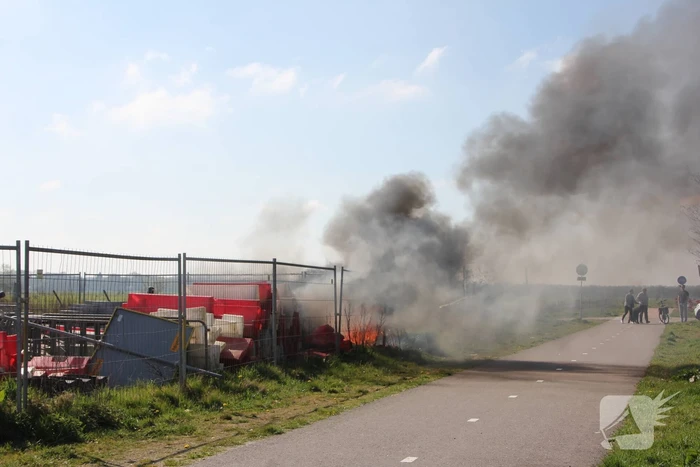 Zwarte rookwolken vanwege brand op bouwterrein