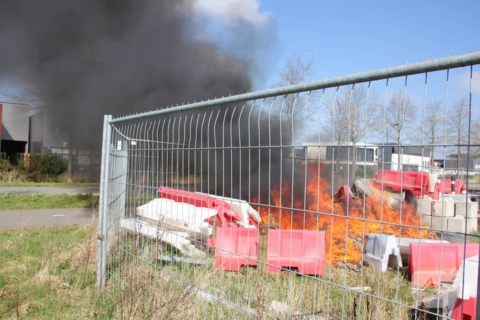 Zwarte rookwolken vanwege brand op bouwterrein