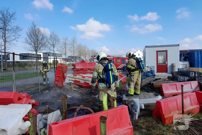 Zwarte rookwolken vanwege brand op bouwterrein