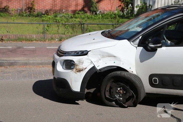 Veel schade bij ongeval tussen twee auto's