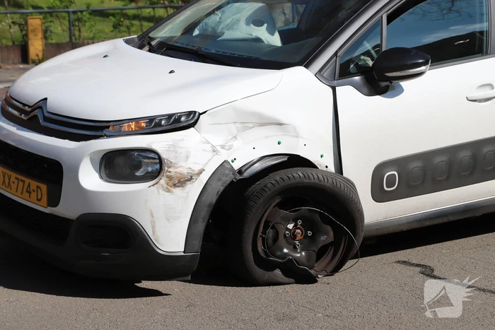 Veel schade bij ongeval tussen twee auto's