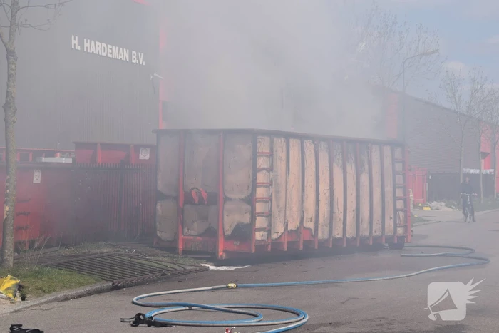 Hevige brand in grote afvalcontainer