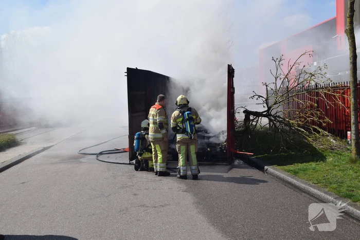 Hevige brand in grote afvalcontainer