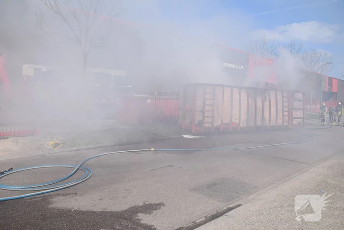 Hevige brand in grote afvalcontainer