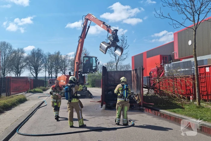Hevige brand in grote afvalcontainer