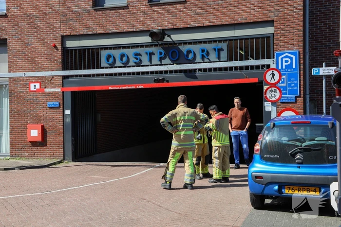 Kortsluiting in geparkeerde auto in parkeergarage
