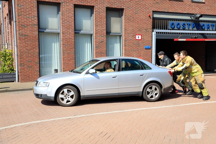 Kortsluiting in geparkeerde auto in parkeergarage