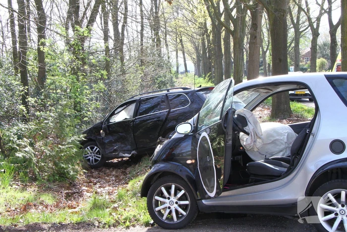 Auto belandt in greppel na ongeval